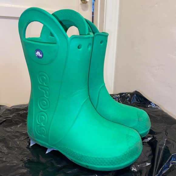 BOY’S CROCS GREEN HANDLE IT RAIN BOOTS SZ J1 PULL ON LIGHTWEIGHT COMFY - Picture 1 of 9